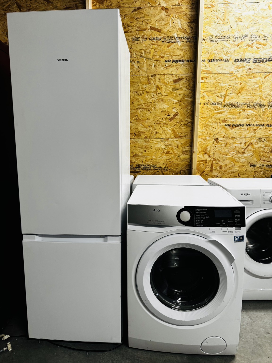Réfrigérateur blanc et lave-linge photographiés dans notre atelier
