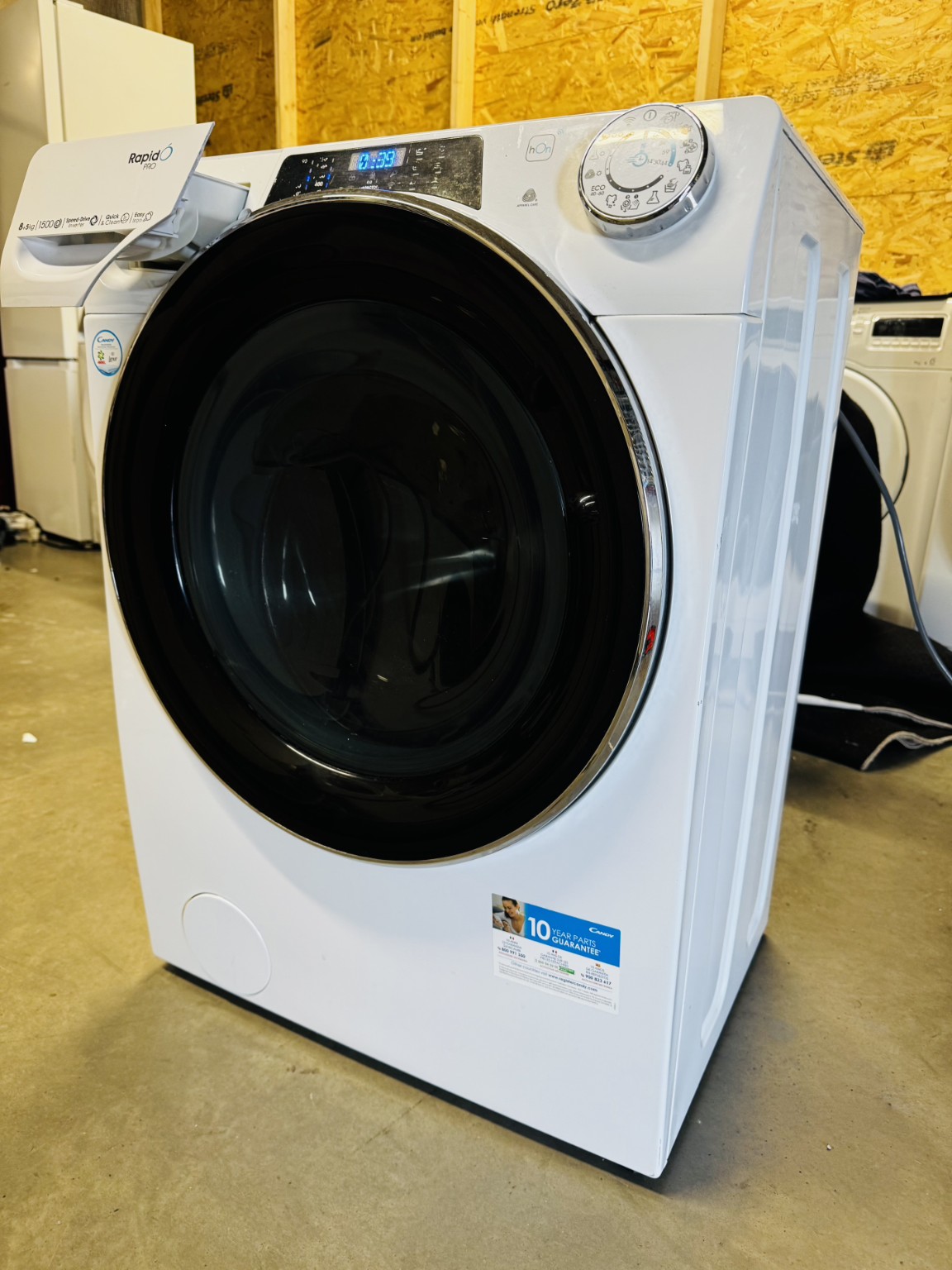 Lave-linge blanc photographié dans notre atelier