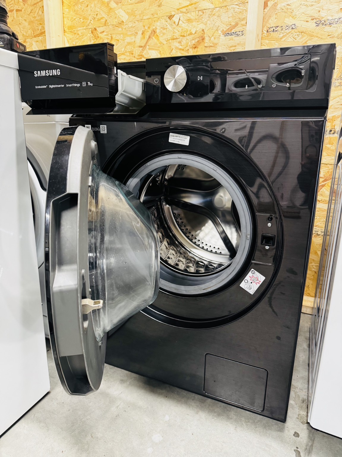 Lave-linge noir photographié dans notre atelier